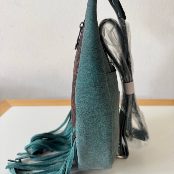 Montana West - TRINITY RANCH TOOLED FRINGE CROSSBODY SLING BAG. - Picture 3 of 4